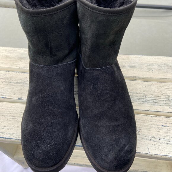 UGG Classic Short Black Shearling lined Boots Women’s 7.5 - Picture 5 of 8